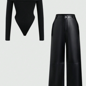 Conjunto Zodiacal: Body de Algodón Negro con Hombros Caídos y Pantalón Wide Leg de Cuero Negro